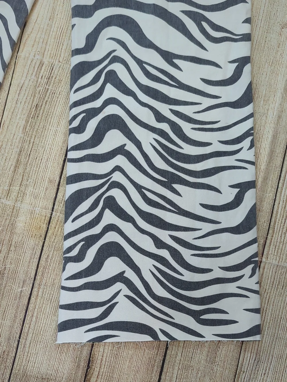 DAZE Zebra Print Wide Leg Raw Hem Jeans Size 30  new